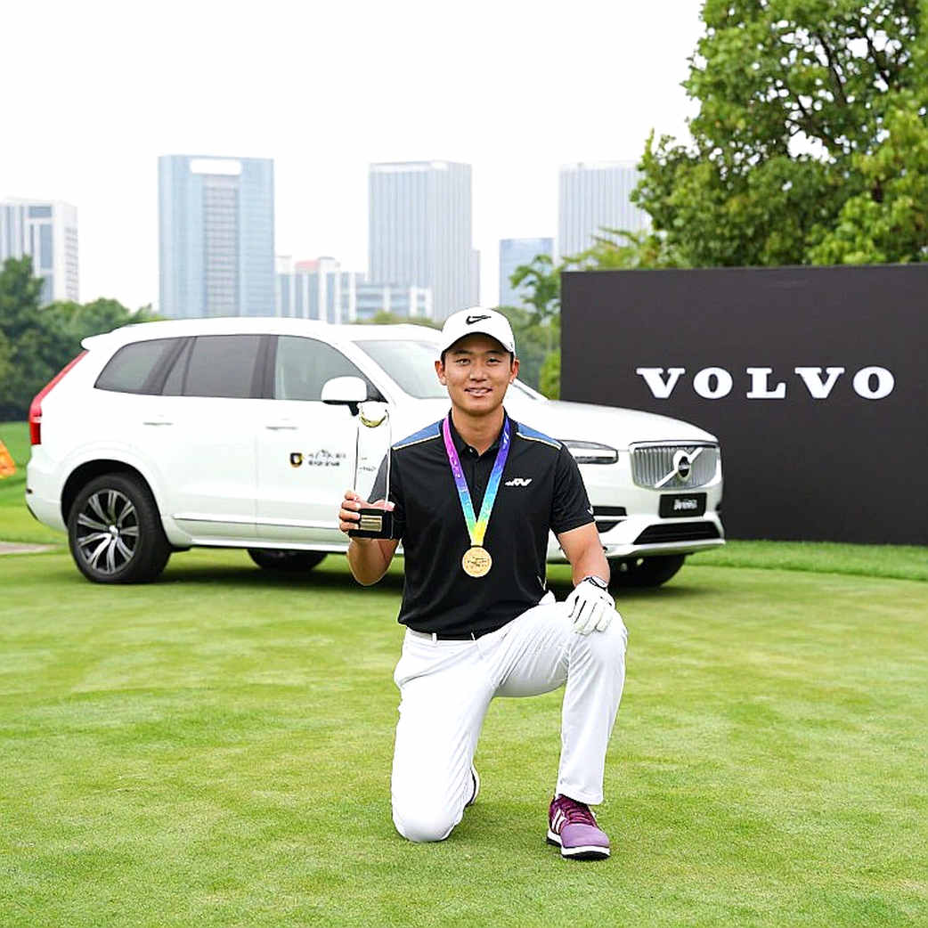 Tony Finau, cây gậy khúc côn cầu và bài toán dưới 20 feet