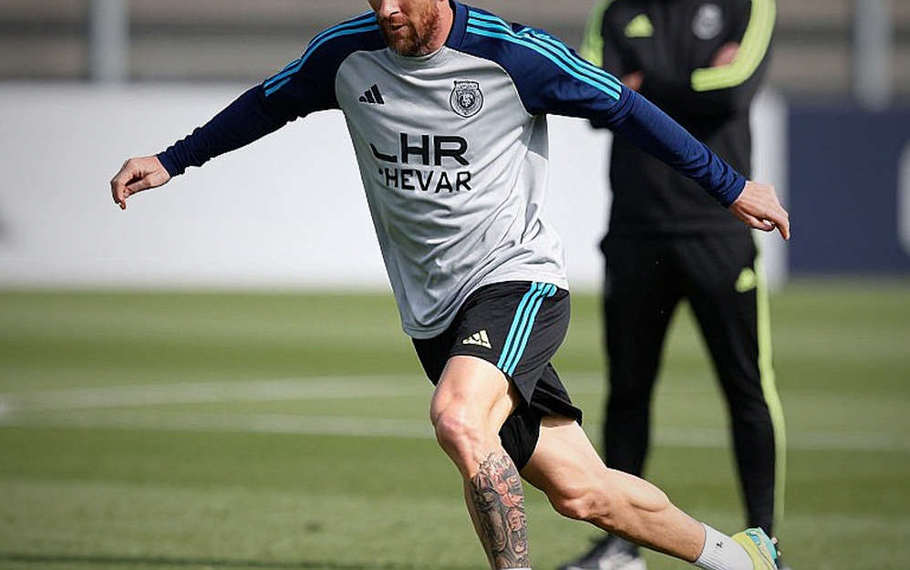 Ronaldo chở Dalot trên xe điện: Khoảnh khắc bình dị và chặng cuối của một huyền thoại Ronaldo chở Dalot trên xe điện: Khoảnh khắc bình dị và chặng cuối của một huyền thoại