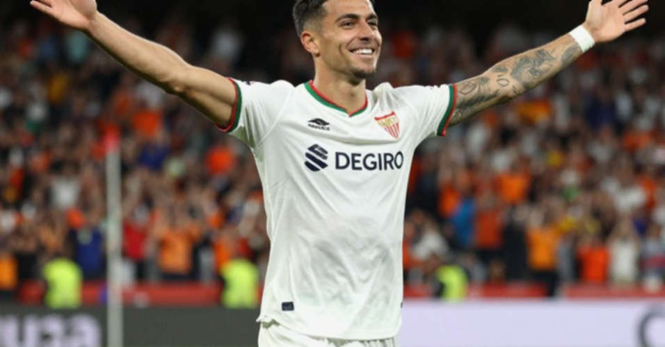 Ronaldo chở Dalot trên xe điện: Khoảnh khắc bình dị và chặng cuối của một huyền thoại Ronaldo chở Dalot trên xe điện: Khoảnh khắc bình dị và chặng cuối của một huyền thoại