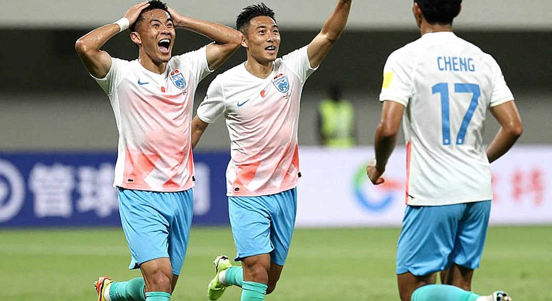 Đình Bắc đeo băng thủ quân: bảng số phía sau chiến thắng 1-0
