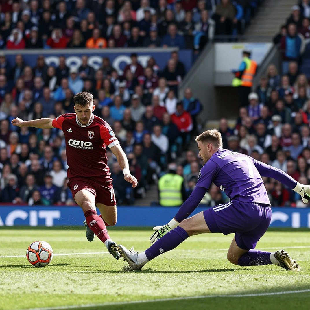 Amrabat đá chính ngay trận gặp PSV: Ajax đặt cược vào sự chắc chắn nơi tuyến giữa