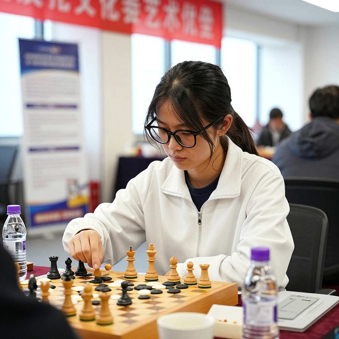 ChessBase Magazine #225: tiêu đề European Club Cup, thân bài 27 ván cờ thu nhỏ và bốn cái tên chú giải